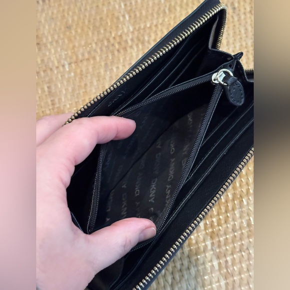 DKNY Black Leather large Wallet in like new condition! - Picture 7 of 13